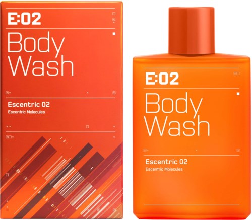 Ein hell-orangefarbener Body Wash-Flasche und eine Box mit der Bezeichnung "E:02 Body Wash Escentric 02" und Barcode-Design.