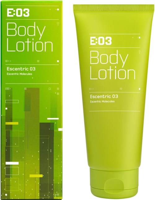 Grüne Verpackung und Tube für Body Lotion mit weißem Text, bezeichnet 'E03 Body Lotion Escentric 03 Escentric Molecules.'