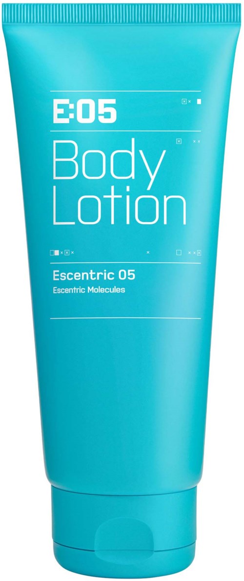 Hellblauer Tub mit der Aufschrift 'E:05 Body Lotion' und kleinerem Text 'Escentric 05 Eccentric Molecules'.