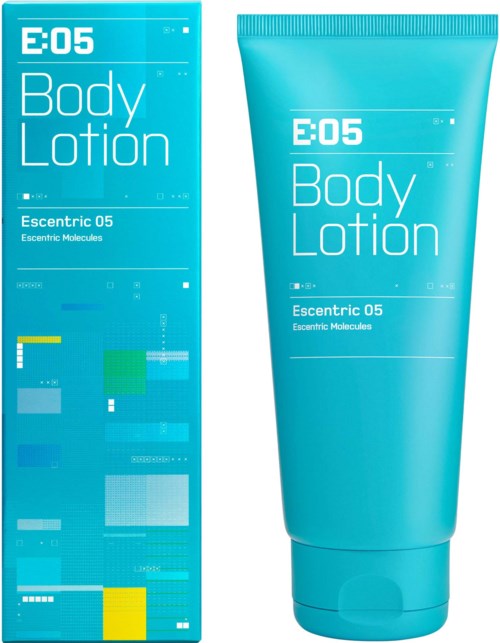 Eine blaue Tube mit Bodylotion und passender Verpackung, beschriftet 'E05 Body Lotion Escentric 05', mit modernem digitalem Design.
