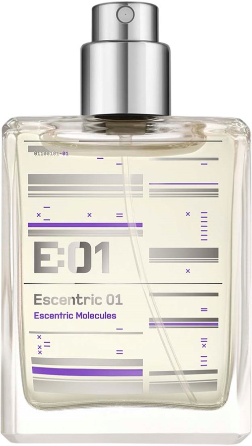Eine klare Parfümflasche mit metallischem Sprühkopf, beschriftet Escentric 01 mit lila und grau Grafik.