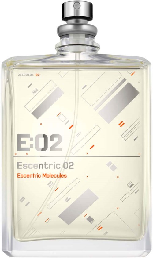 Eine Glasflasche mit Deckel, gekennzeichnet 'E-02 Escentric Molecules,' enthält einen Duft oder chemische Darstellung.