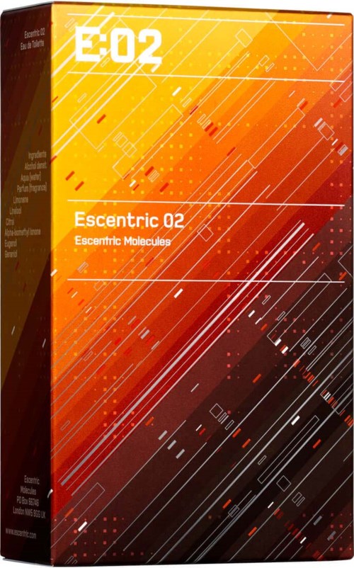 Eine Box mit einem lebhaften orangefarbenen und roten geometrischen Design, gekennzeichnet mit 'E-02' und 'Escentric 02', was auf eine Produktverpackung hinweist.