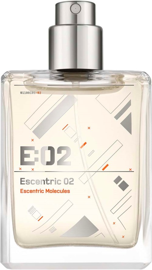 Eine klare Parfümflasche mit silberner Sprühkappe, etiketti "Escentric 02" und abstrakten geometrischen Designs.