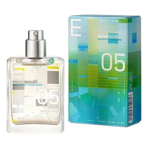 Ein Parfümflasche und eine Verpackung mit digitalem, futuristischem Design in Blau, Grün und Gelb. Das Label liest 'Escentric 05'.