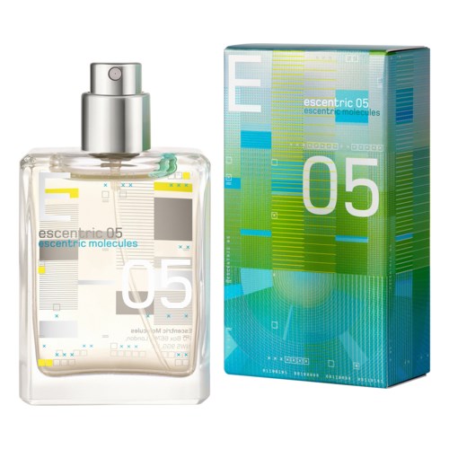 Ein Parfümflasche mit modernem Design und bunter Verpackung, beide mit "escentric 05" und "escents."