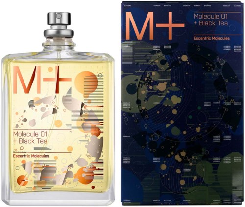 Ein Parfümflasche mit modernem Etikett und abstrativem digitalem Hintergrund. Das Etikett erwähnt 'M+ Molecule 01 + Black Tea'.