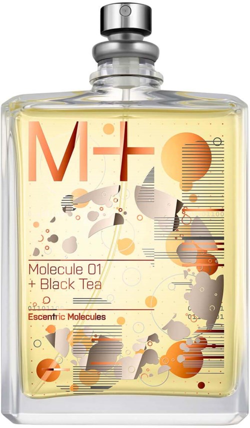 Eine klare Flasche mit Sprühkopf, Beschriftung 'M+ Molecule 01 + Black Tea, Esentric Molecules', abstraktes orange-graues Design.