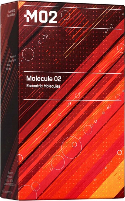 Ein roter Karton mit diagonalen Linien, Kreisen und kleinen Punkten, beschriftet 'M02' und 'Molecule 02 Esoteric Molecules'.