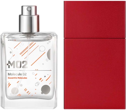 Eine klare Flasche mit Zerstäuber neben zwei roten Boxen. Die Flasche ist mit Molecule 02 beschriftet und hat ein modernes Design.