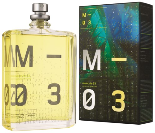 Ein Parfümflasche mit gelber Flüssigkeit und einem passenden Karton, beide mit großen schwarzen und weißen Zahlen und Buchstaben.