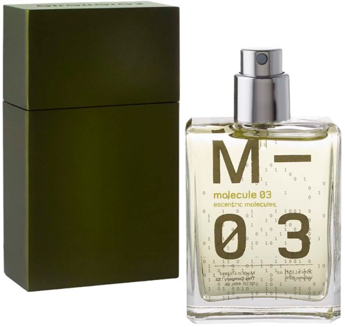 Ein Parfümflasche mit der Aufschrift 'molecule 03' neben einer schwarzen Box.