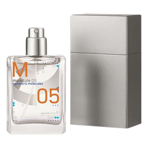 Eine klare Sprühflasche mit der Bezeichnung 'molecule 05' und eine graue rechteckige Schachtel daneben.