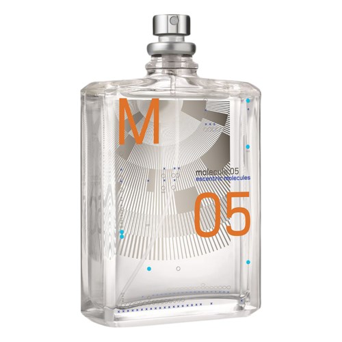 Eine klare Parfümflasche mit orange 'M 05'-Text und abstrakten Linien mit blauen Punkten.