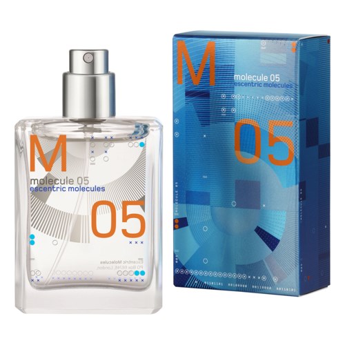 Ein Parfümflasche und eine Verpackung mit modernen, abstrakten blauen und orangenen Designs und der Beschriftung "molecule 05."