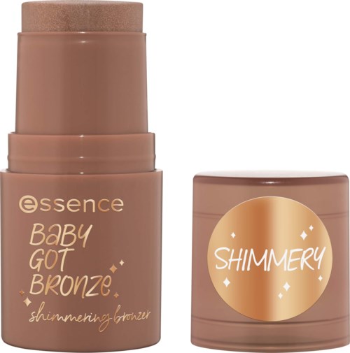 Een flesje essence shimmer bronzer met verwijderd deksel, die de lichtbruine poeder binnenin toont.