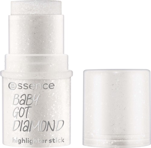 Een witte stickverpakking met dop, gemarkeerd 'essence BABY GOT DIAMOND highlighter stick,' lijkt glanzend en sprankelend.