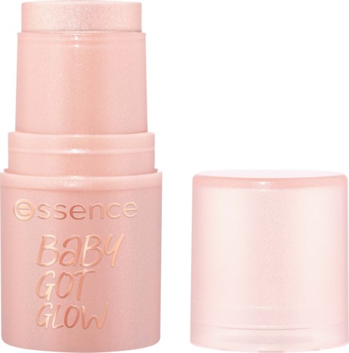 Rosa hudvårdsprodukt med texten Essence Baby Got Glow på förpackningen. Kapseln är borttagen, visar staven inuti.