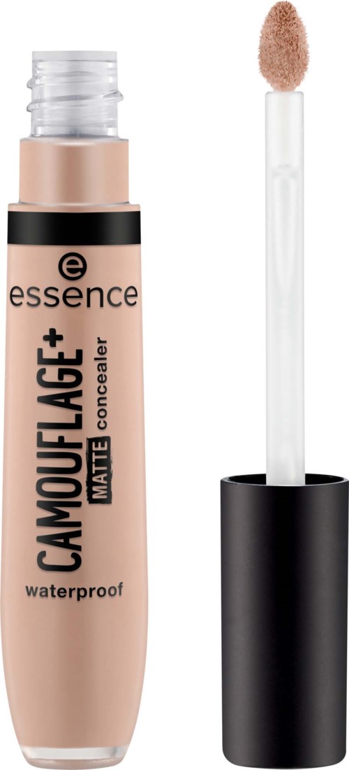 Ein beige Concealer-Stift mit schwarzem Deckel, gekennzeichnet Essence Camouflage Matte Waterproof, und ein Schwämmchen-Applikator.