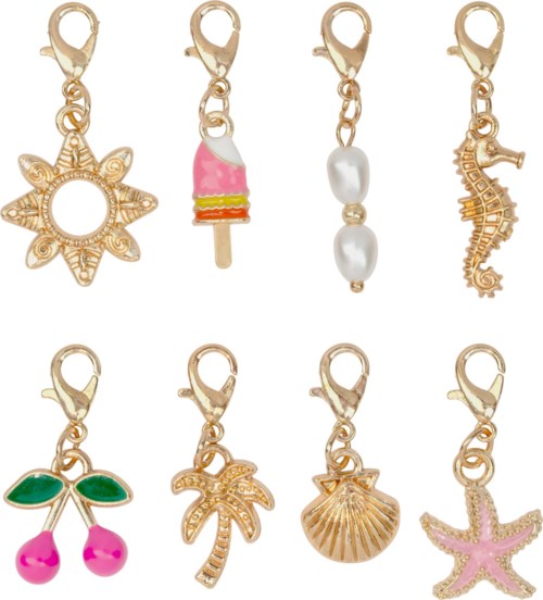 Åtta guldfärgade berlocker med olika design, inklusive en sol, glass, pärla, sjöhäst, körsbär, palmträd, skalskär och sjöstjärna.