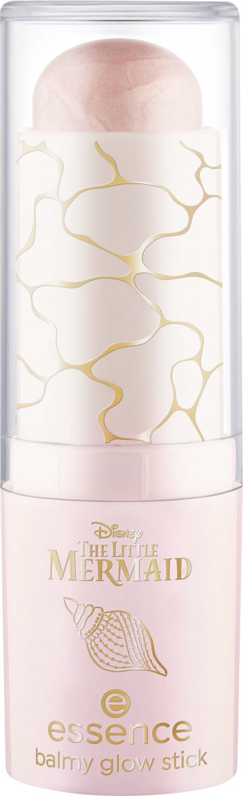 Een lichtroze stick met gouden gebarsten patroon, gelabeld 'The Little Mermaid' en 'essence Balmy Glow Stick' in doorzichtige houder.
