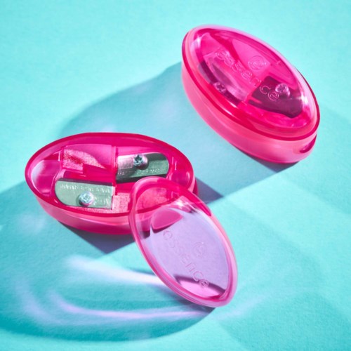 Kleine roze container met batterij erin, deksel open, op een blauwe achtergrond.