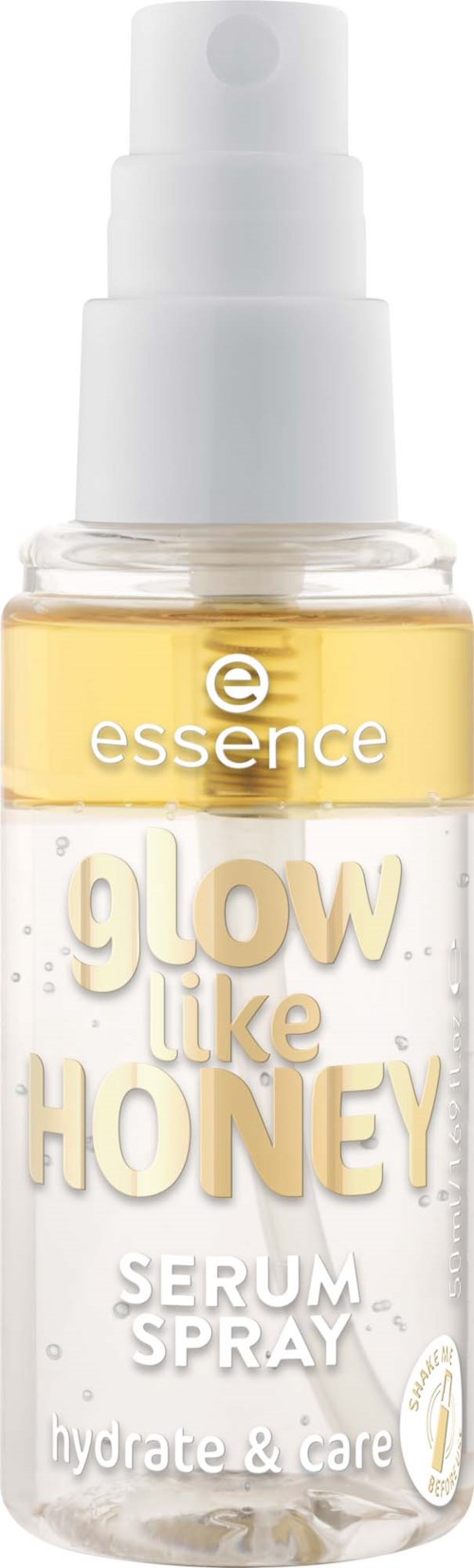 Een kleine heldere fles met een witte spraydop. Het heeft een gele label met het woord essence en een gouden band. Het zegt glow like honey serum spray.