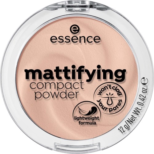 Een ronde compacte met beige poeder, zwarte en roze tekst, en een doorzichtige deksel die de inhoud toont.