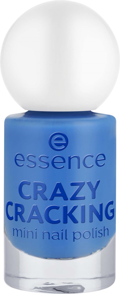 En blå nagellackflaska med vitt lock, märkt 'Crazy Cracking' av Essence, för mini naglar.