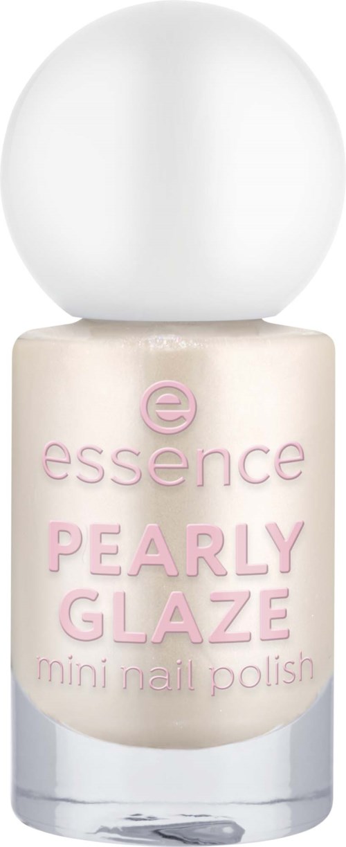 Een flesje Essence Pearly Glaze mini nagellak, crèmekleurig met roze tekst en een witte dop.