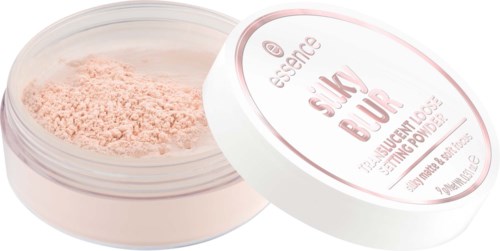 En runt behållare med ljusrosa pulver inuti, märkt Skin Blur, med vit lock som är delvis öppet.