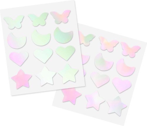 Kleurrijke pastelvlinder-, maan-, hart- en sterrenstickers op doorzichtige vellen, gebruikt voor decoratie of knutselen.