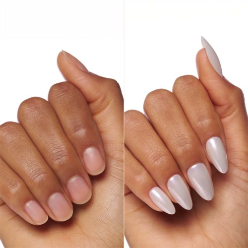 Eine Hand zeigt vor und nach Nagellack, mit natürlichen Nägeln links und weißen Nägeln rechts.