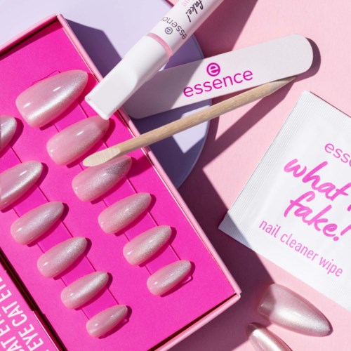 Nagelpflege-Set mit pinkfarbenen Nägeln, einem Nagelreiniger-Wischtuch, einem Stäbchen und einer Box. Alles ist rosa und weiß.