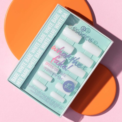 Ein Nagelpflege-Set mit weißen Flaschen und einer Box mit buntem Text vor rosa und orange Hintergrund.