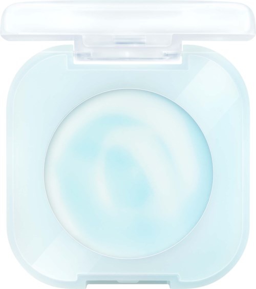 Een lichtblauw contactlensdoosje met doorzichtige deksel, met één lens erin.