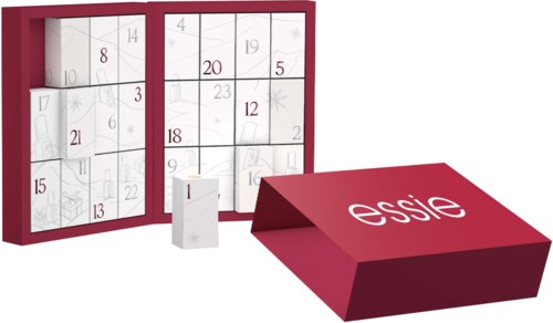 En burgunder og hvit adventskalender med nummererte dører, en liten hvit eske og en matchende rød eske med Essie-logo.