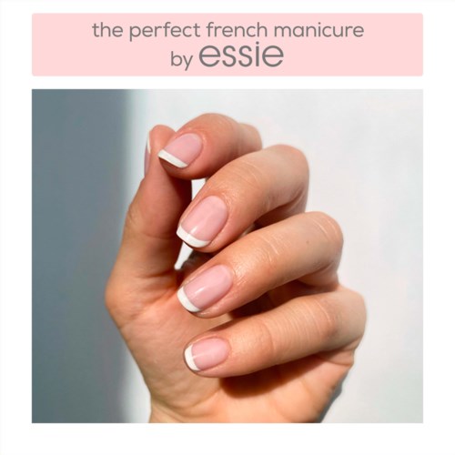 En hånd med godtstelte negler som viser fransk manicure med hvite tips. Teksten promoterer Essie for perfekte negler.