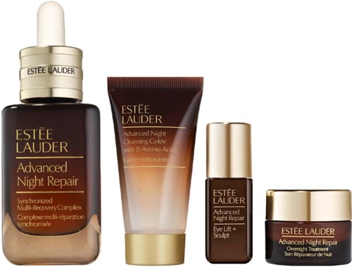 Set van vier Estee Lauder huidverzorgingsproducten, inclusief nachtrepairserum, reinigingsgel, ooglift en nachtcrème.