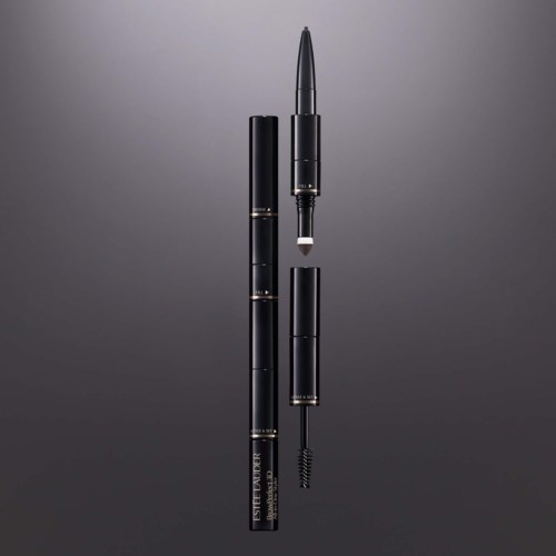 Een zwarte make-up pen met een kwastje aan het uiteinde en een dop, weergegeven op een grijze achtergrond.
