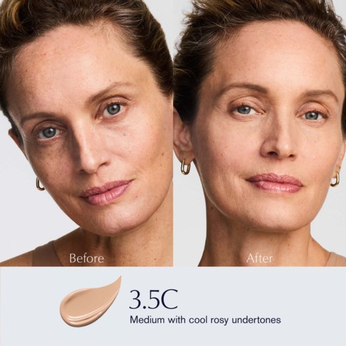 Een vrouw toont duidelijke huidverbetering in een voor- en na-foto. Tekst legt een funderingskleur uit voor koele ondertonen.