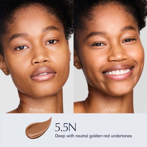 Voor- en nafoto van een vrouw met verbeterde huid en een stralende glimlach na make-up. Met foundation details.