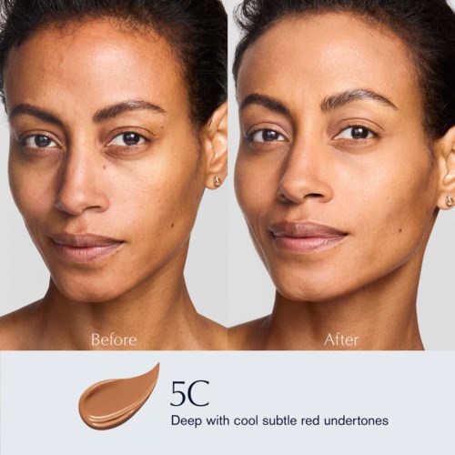 Vergelijking van huid vóór en na make-up met foundation voor een gladdere, egale huid.