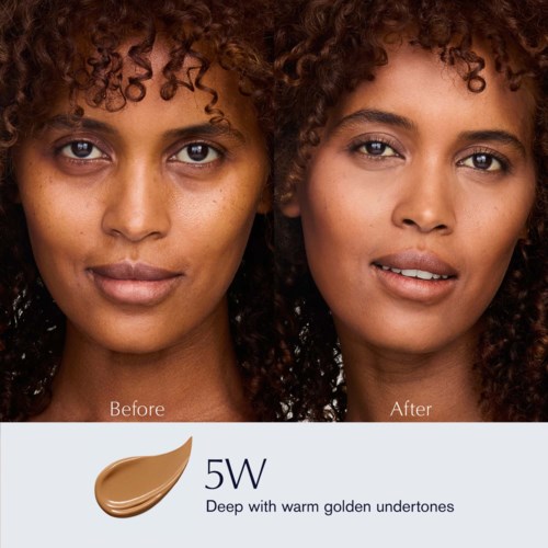 Foto's van een vrouw zonder en met make-up, benadrukken een cosmetisch product voor warme, gouden tonen.