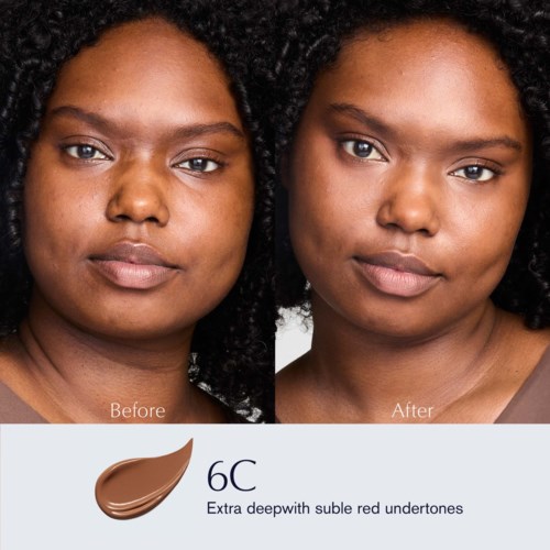 Een vrouw toont haar gezicht voor en na make-up; een cosmetisch product toont een donkere bruine tint.