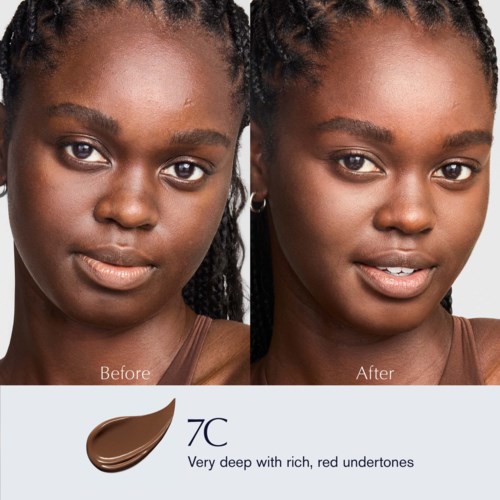 De afbeelding toont een voor- en na-vergelijking van het gezicht van een vrouw met make-up in dieprode tinten.
