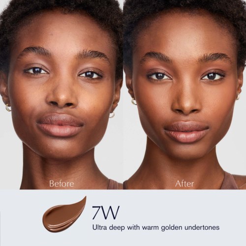 Twee foto's naast elkaar tonen een vrouw haar gezicht voor en na make-up, met verbeterde huidtone en make-up.