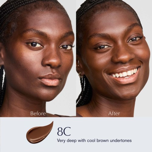 Vergelijking van het gezicht van een vrouw voor en na make-up, met verbeterde huidglans en een stralende glimlach.
