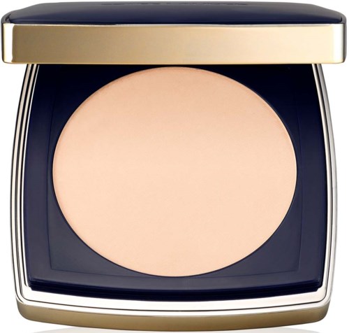 Eine Kompaktpuderhülle mit goldener Deckel, offen mit hellbeigem Puder.