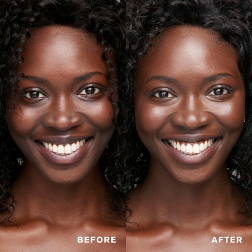 Twee foto's van dezelfde vrouw lachend voor en na, met helderdere effecten of make-up op gezicht en tanden.